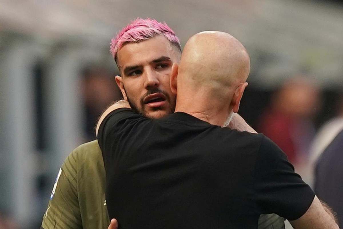 I capelli di Theo Hernandez sono un simpatico pensiero per Stefano Pioli