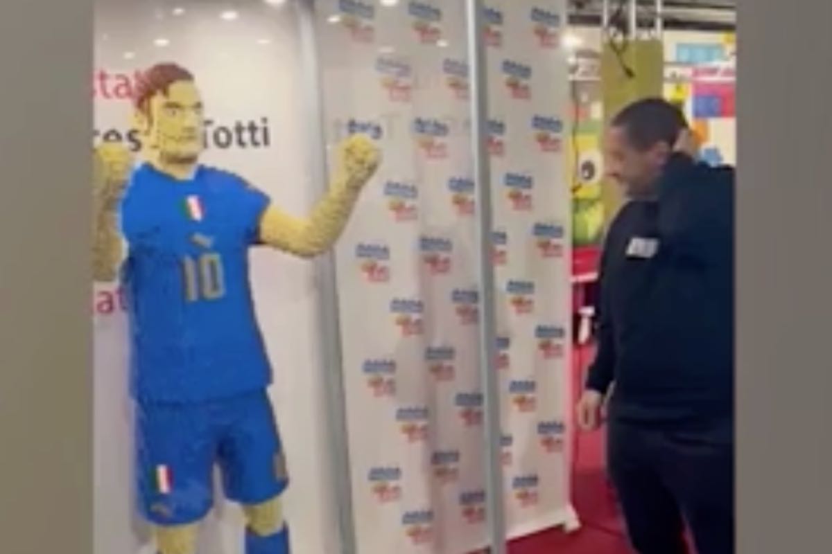 Totti statua Lego