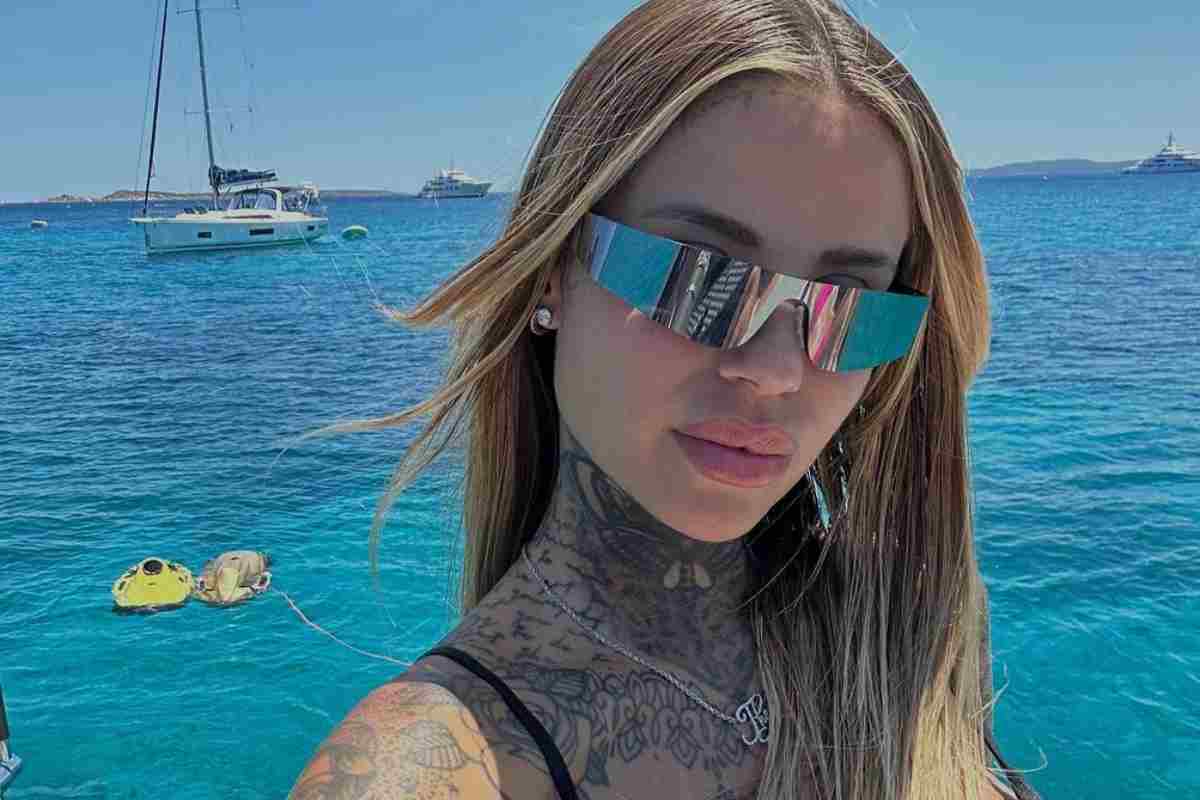 Zoe Cristofoli in barca in Sardegna