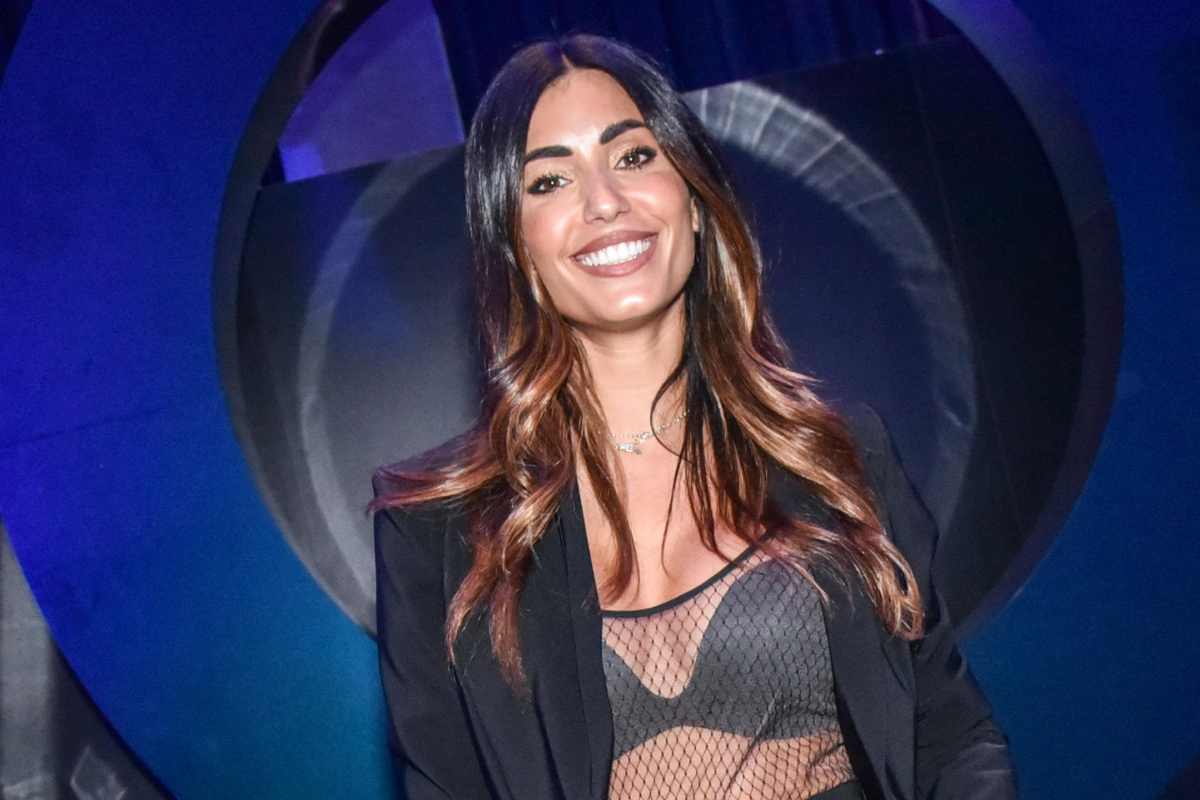 Federica Nargi, minigonna esplosiva per i fan