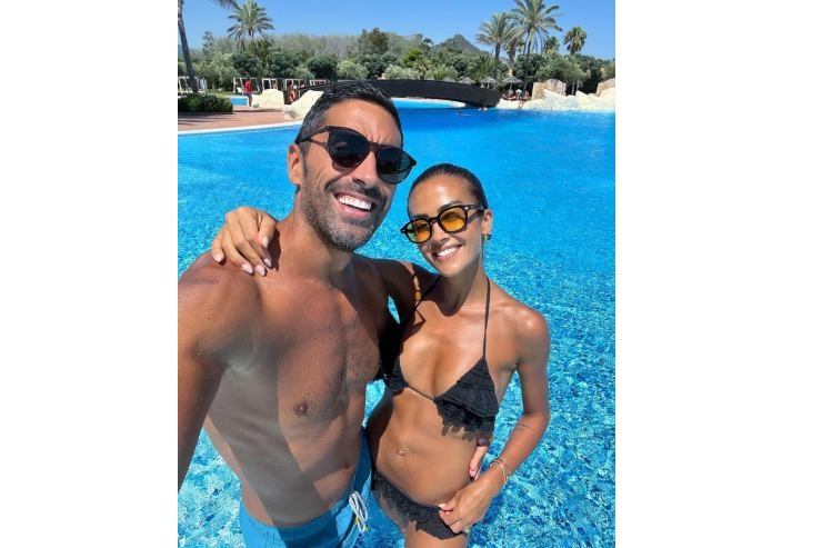 Giorgia Palmas Filippo Magnini selfie piscina bikini scollatura