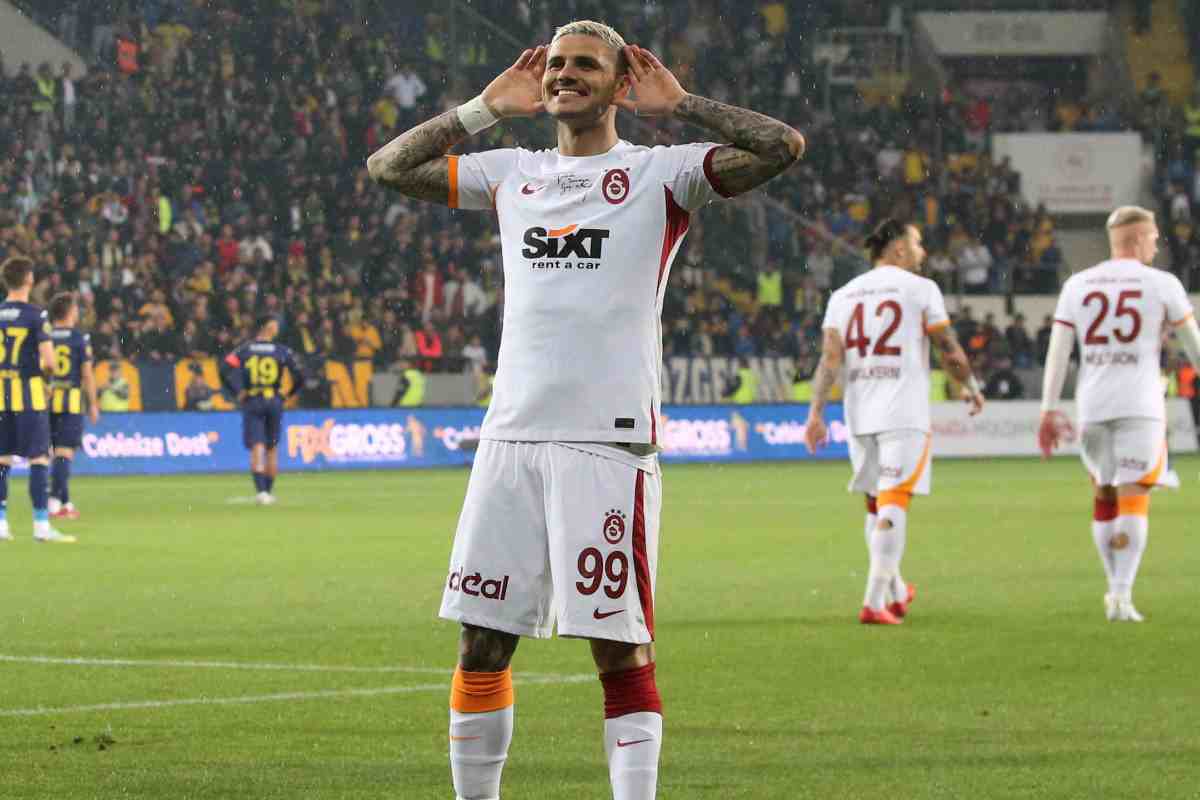 Mauro Icardi esulta con la maglia del Galatasaray