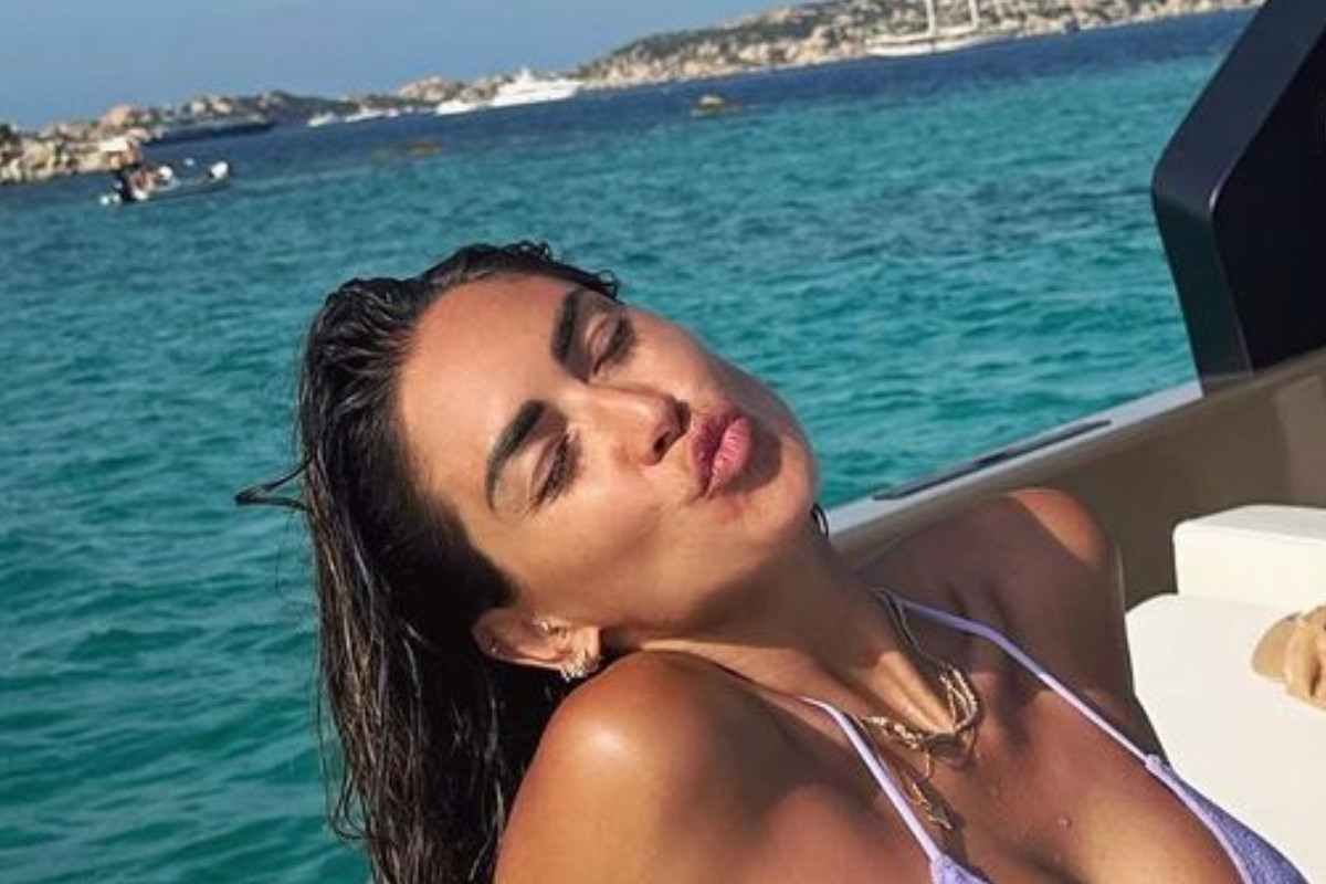 Melissa Satta sensuale in barca