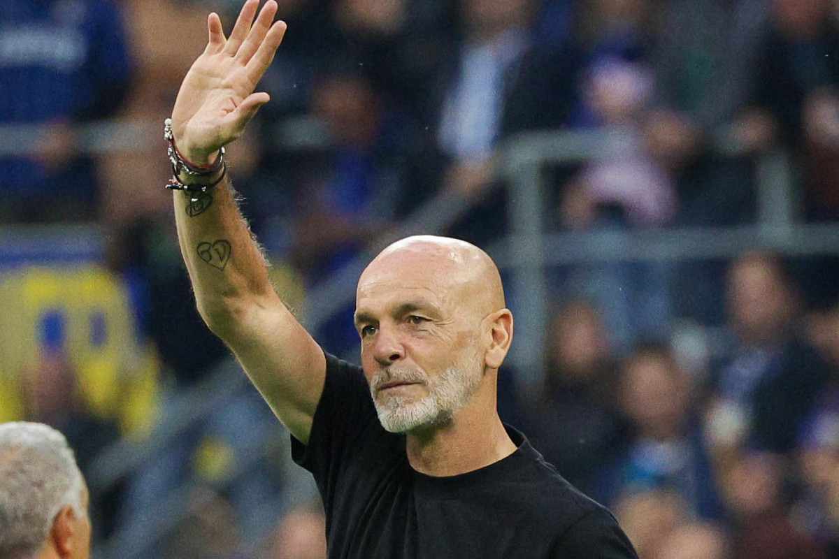 Stefano Pioli saluta il pubblico