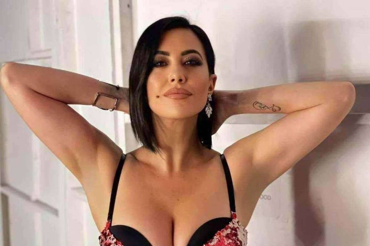 Claudia Ruggeri maglietta aderente lato A incontenibile