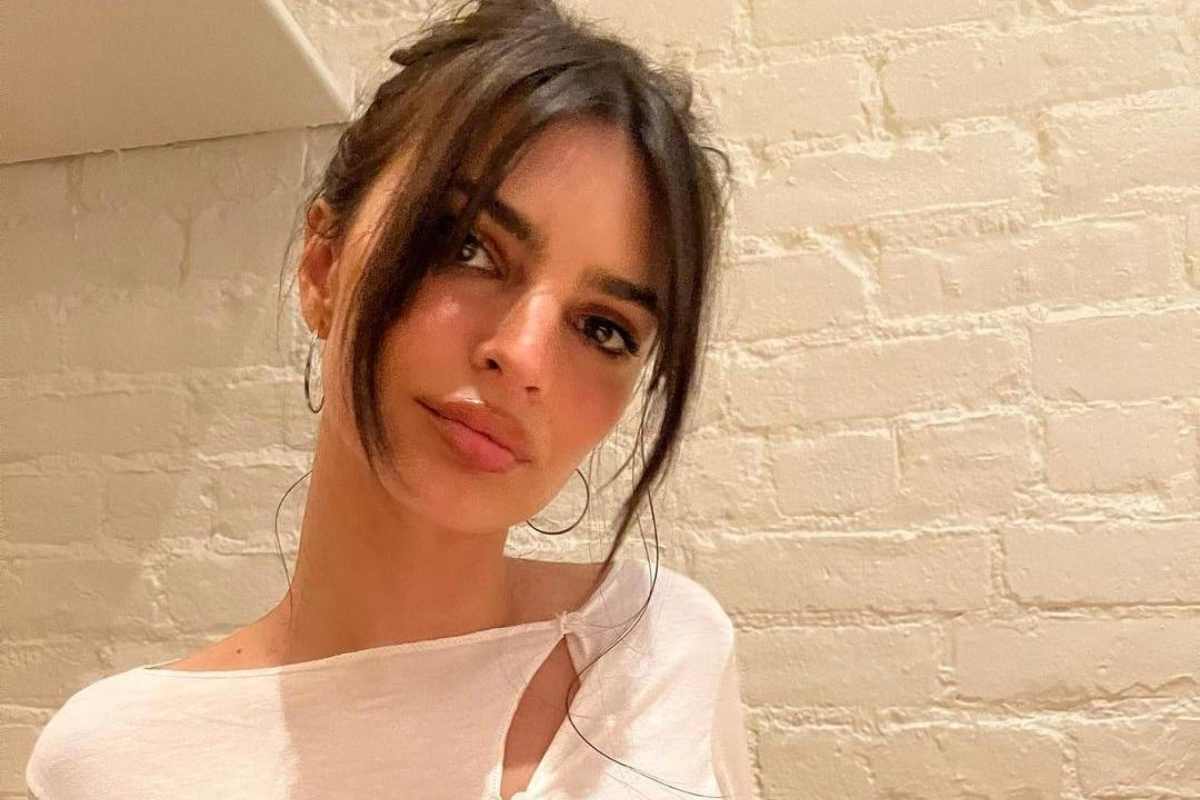 Emily Ratajkowski, la supermodella è illegale: lo scatto mostra tutto