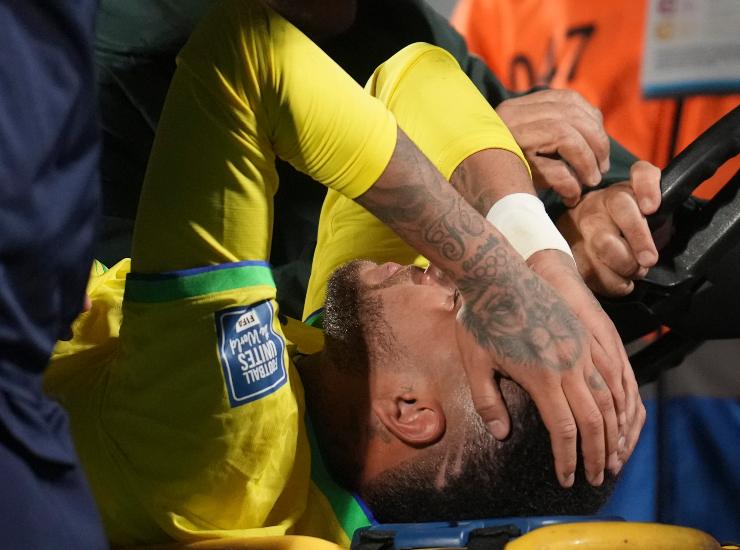 Neymar esce in lacrime e in barella: l'infortunio è scioccante