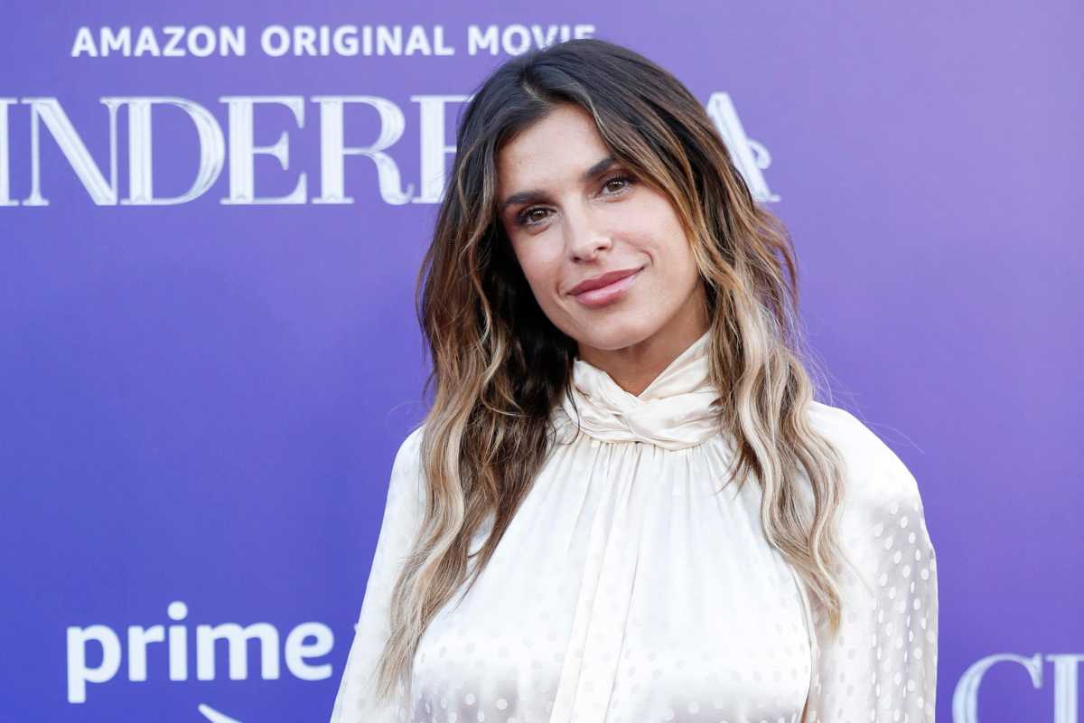 In minigonna è insuperabile: bollentissima Elisabetta Canalis