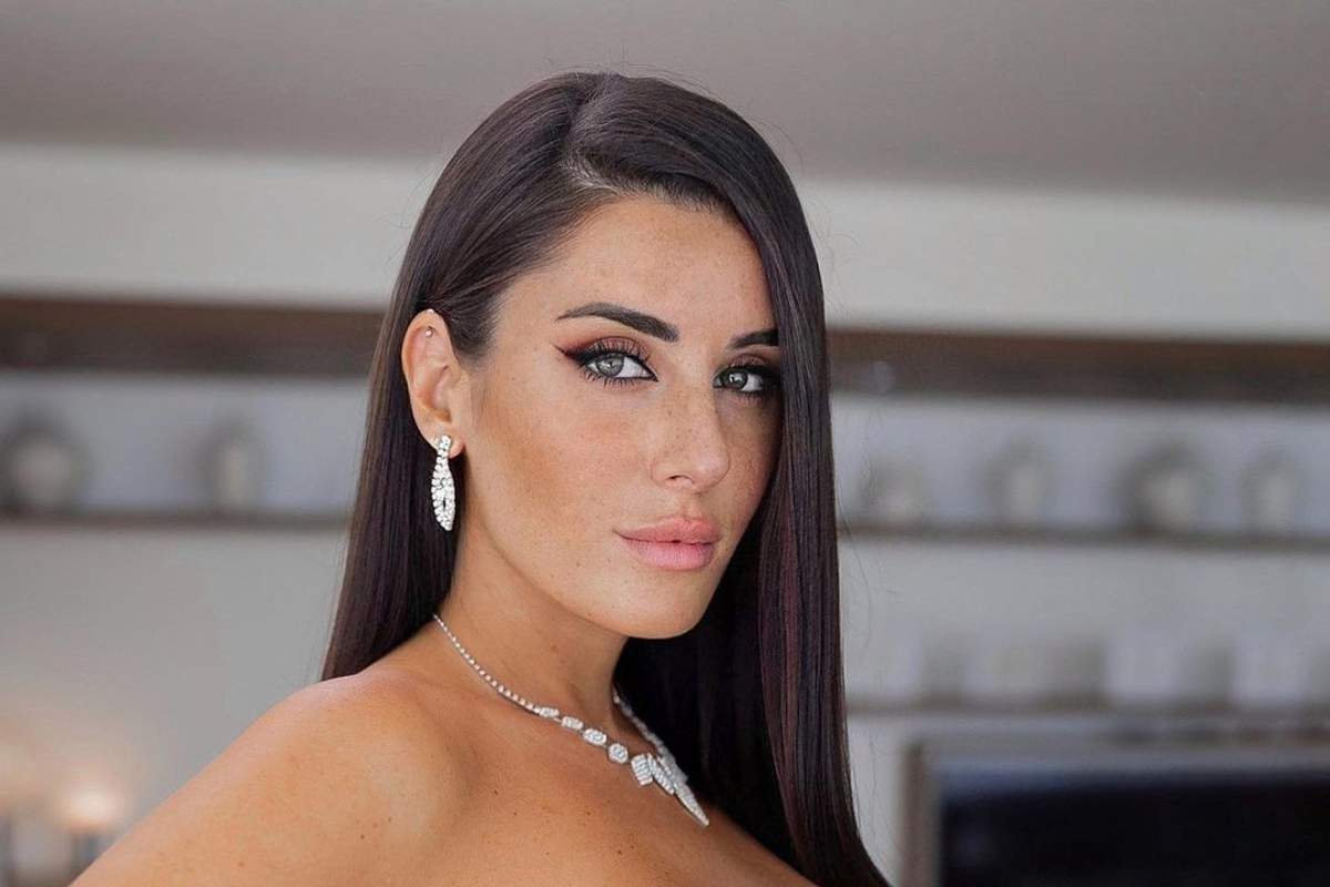 Valentina Vignali giacca aperta scollatura trasparenza