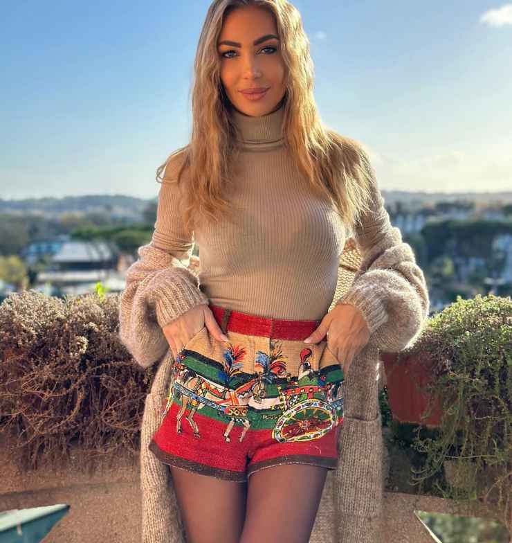 Laura Cremaschi maglione trasparenza intimo minigonna