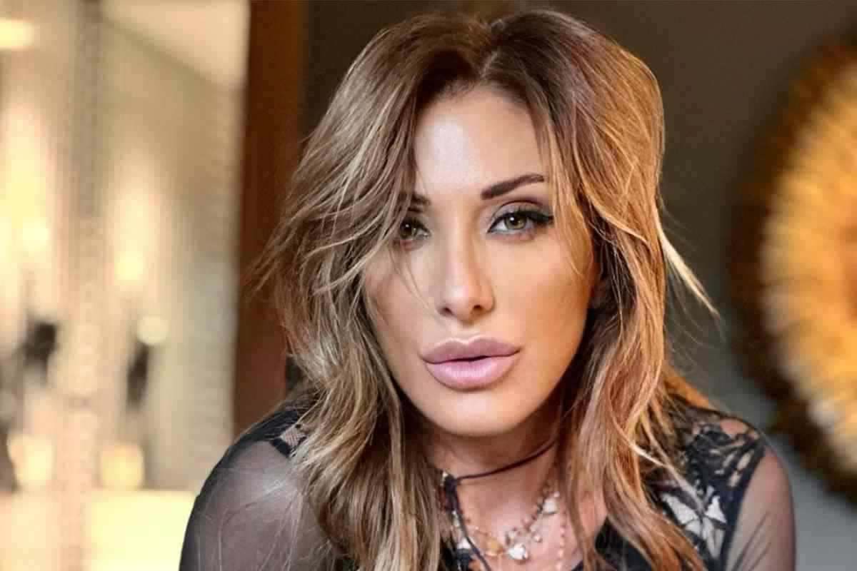 Sabrina Salerno giacca aperta scollatura super