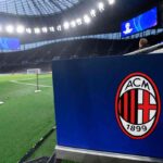 Logo Ac Milan su un pannello in uno stadio