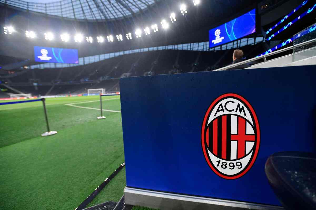 Logo Ac Milan su un pannello in uno stadio