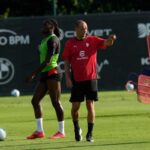 Il tecnico del Milan Massimiliano Allegri durante un allenamento