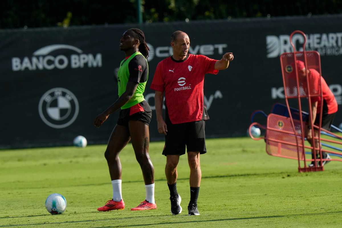 Il tecnico del Milan Massimiliano Allegri durante un allenamento