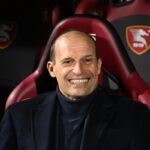Max Allegri sorridente in panchina