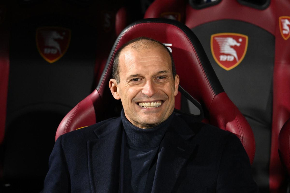 Max Allegri sorridente in panchina