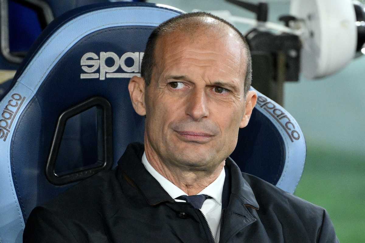 Max Allegri in panchina con uno sguardo corrucciato