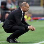 Max Allegri piegato sulle ginocchia