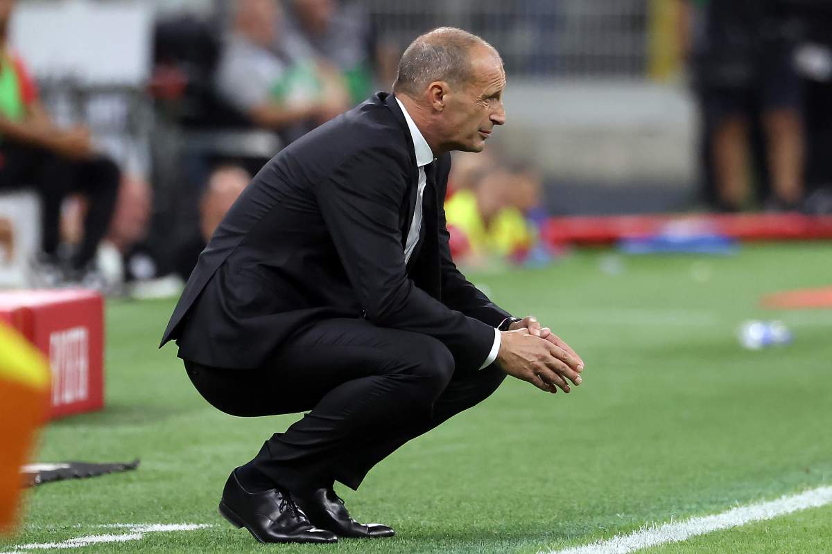 Max Allegri piegato sulle ginocchia