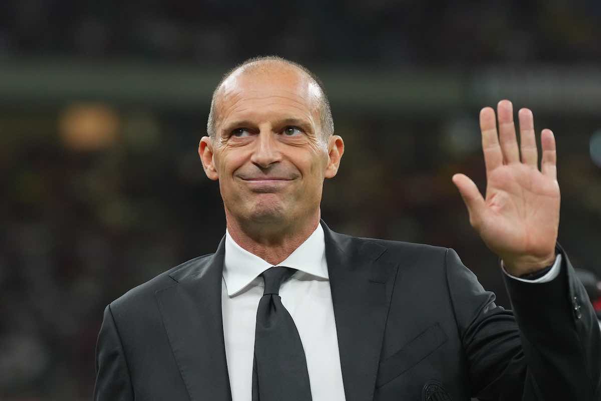 Massimiliano Allegri saluta i tifosi del Milan a San Siro
