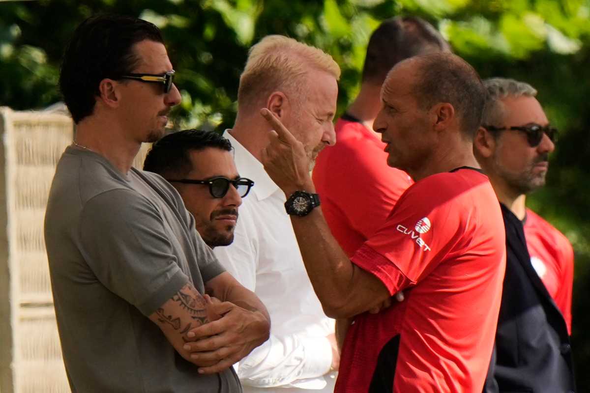 L'allenatore del Milan Allegri discute con Ibrahimovic