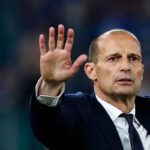 Allegri alza la mano a bordo campo