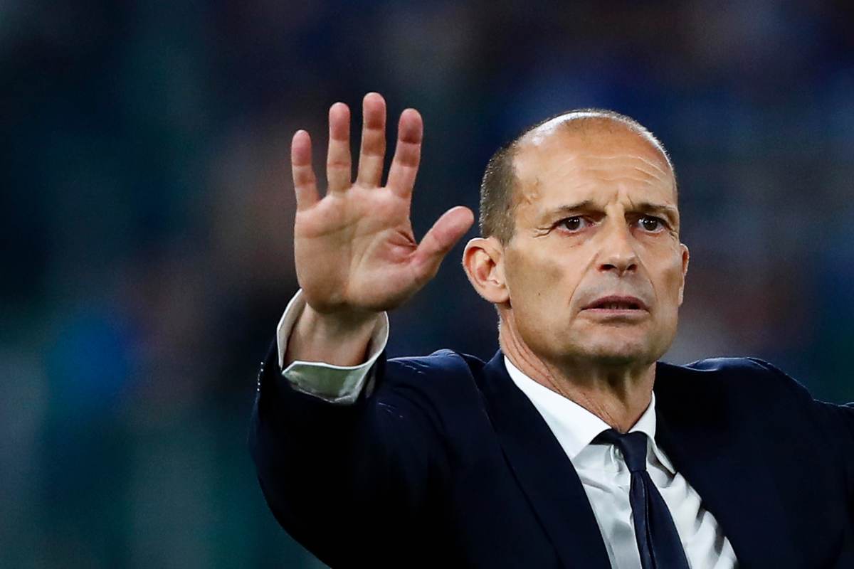 Allegri alza la mano a bordo campo