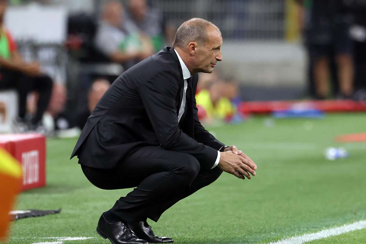 Max Allegri accovacciato a bordo campo