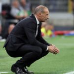 Max Allegri accovacciato a bordo campo
