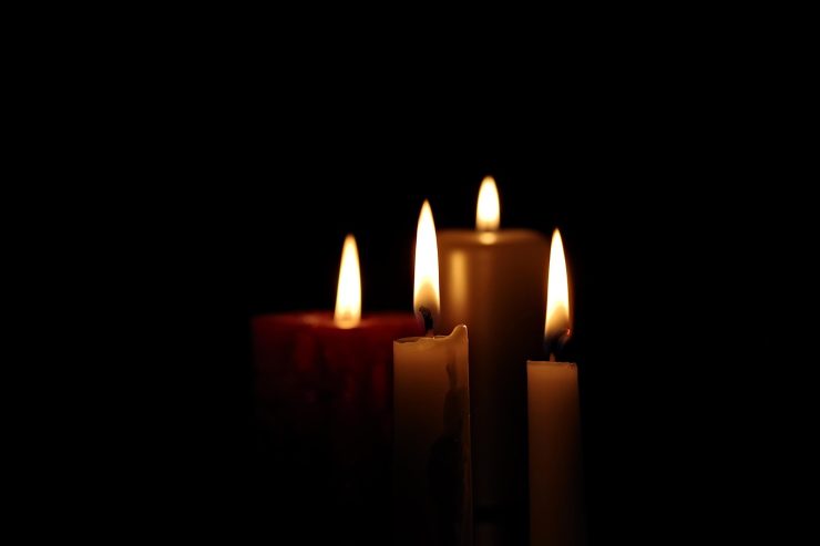 Candele accese a lutto