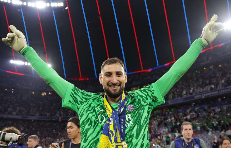 Gigio Donnarumma esulta con la maglia del PSG