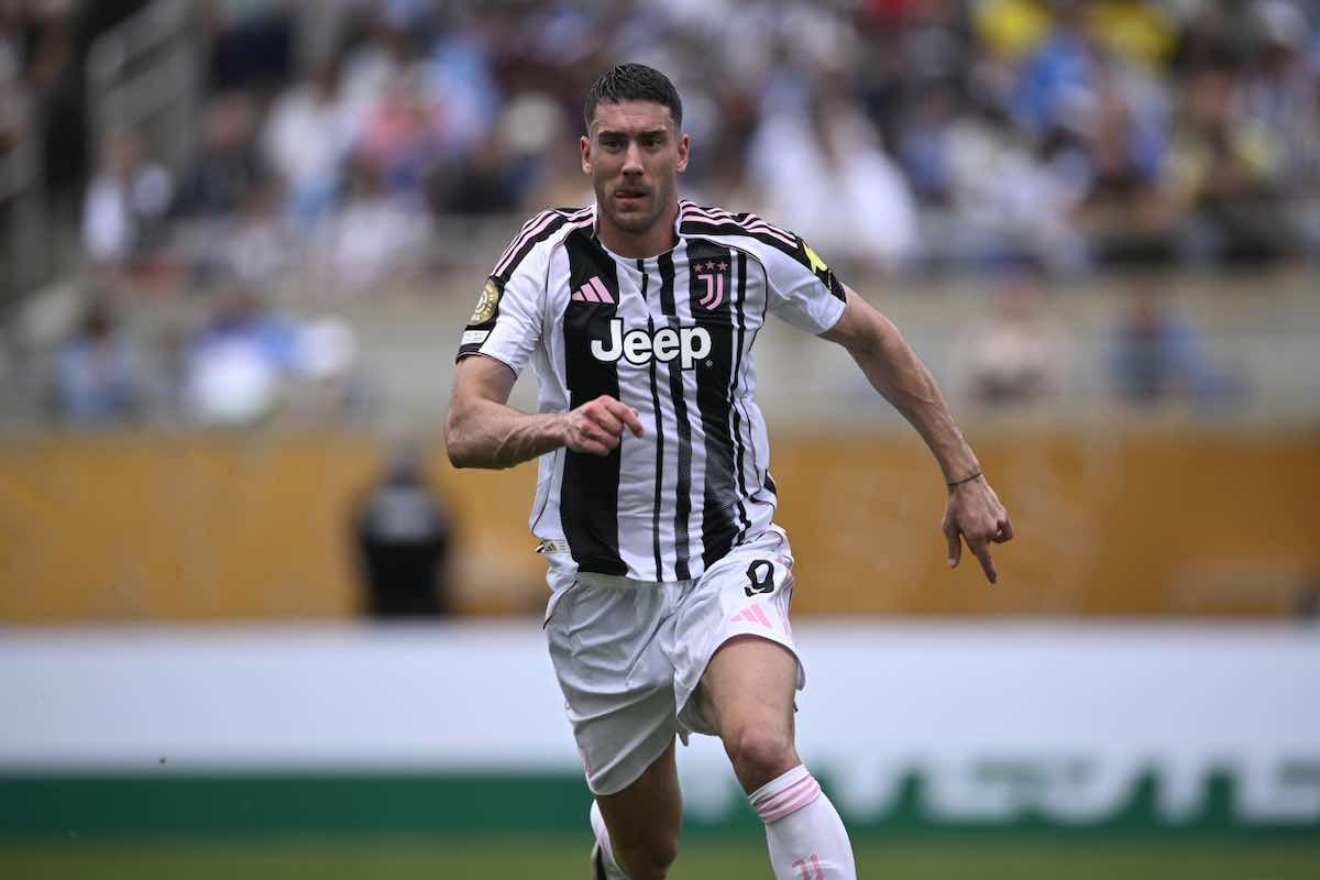 Dusan Vlahovic con la maglia della Juve