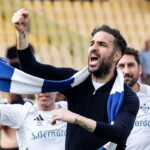 Cesc Fabregas esulta sotto la curva lariana