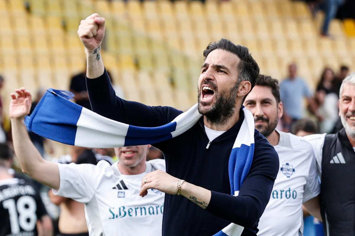 Cesc Fabregas esulta sotto la curva lariana