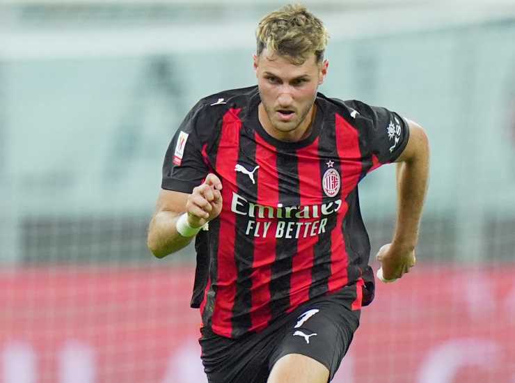 L'attaccante del Milan Santiago Gimenez