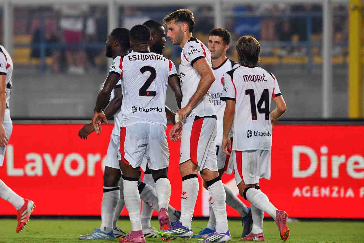I giocatori del Milan esultano dopo un gol