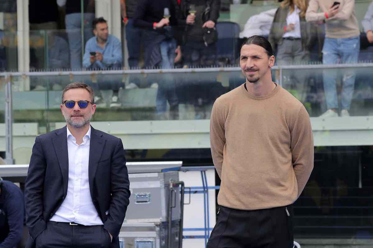 Ibrahimovic e Furlani in campo osservano la squadra
