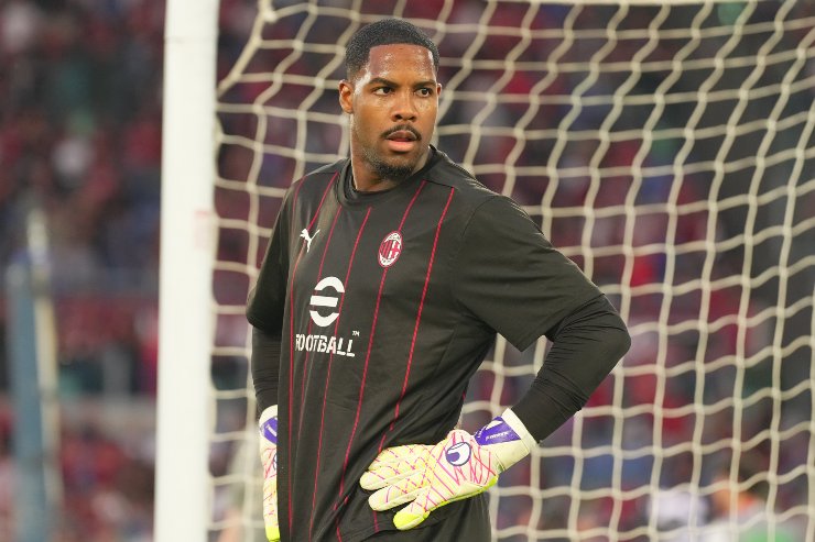 Mike Maignan in campo con la maglia rossonera