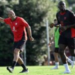 Massimiliano Allegri mentre dirige una sessione di allenamento