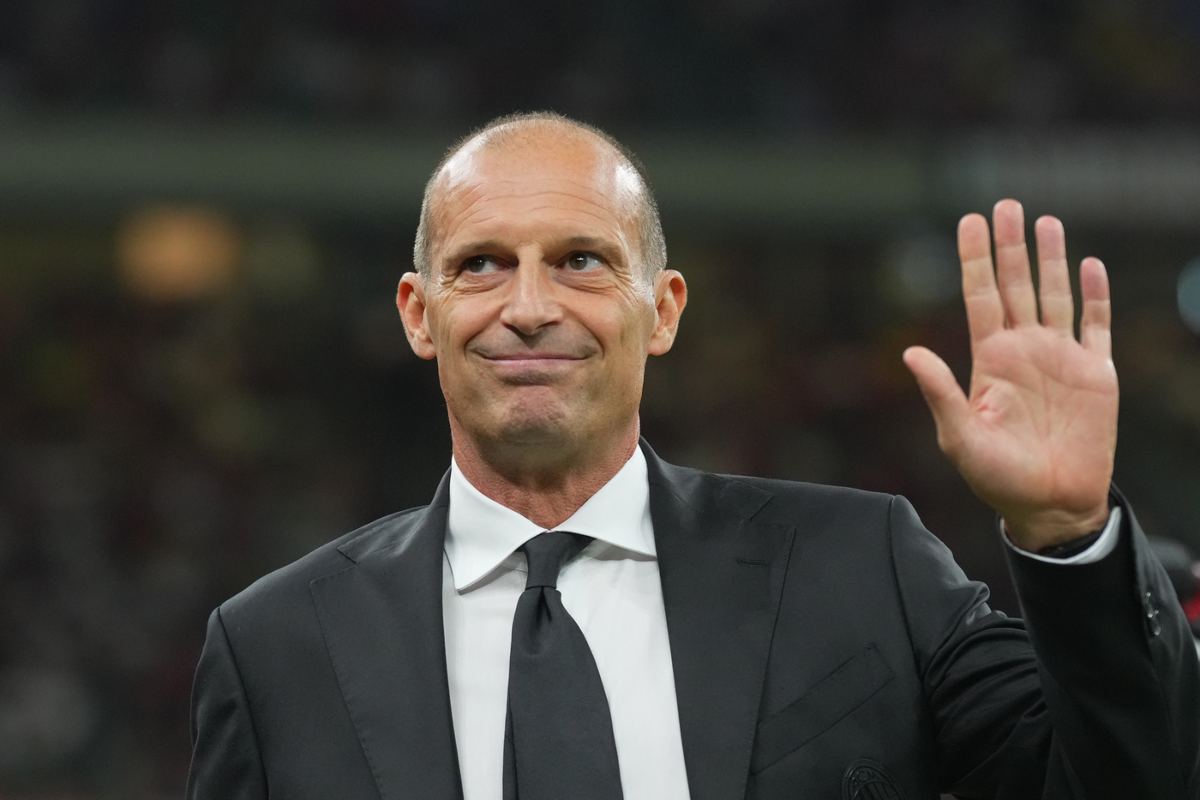 Massimiliano Allegri abbozza un sorriso e saluta il pubblico