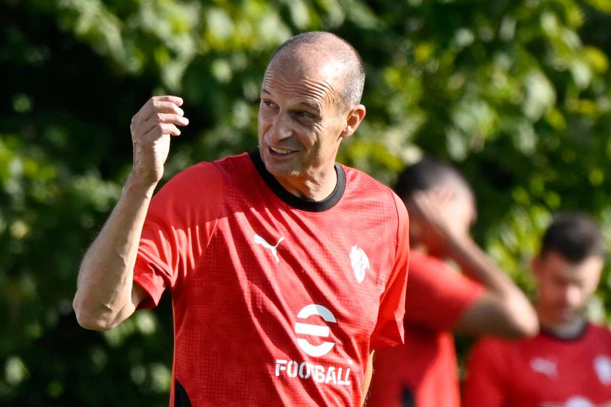 Max Allegri durante un allenamento a Milanello