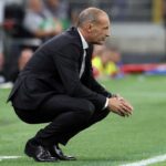 Max Allegri abbassato a bordo campo