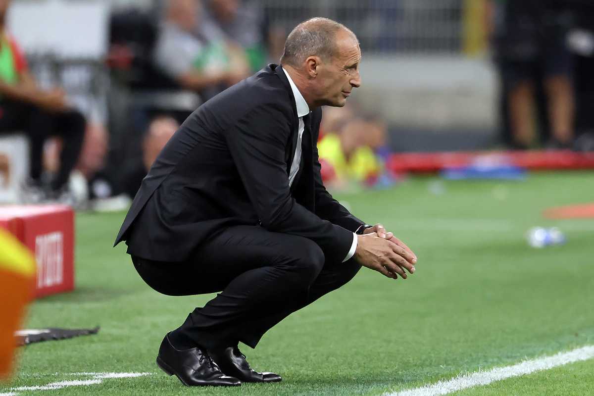 Max Allegri abbassato a bordo campo
