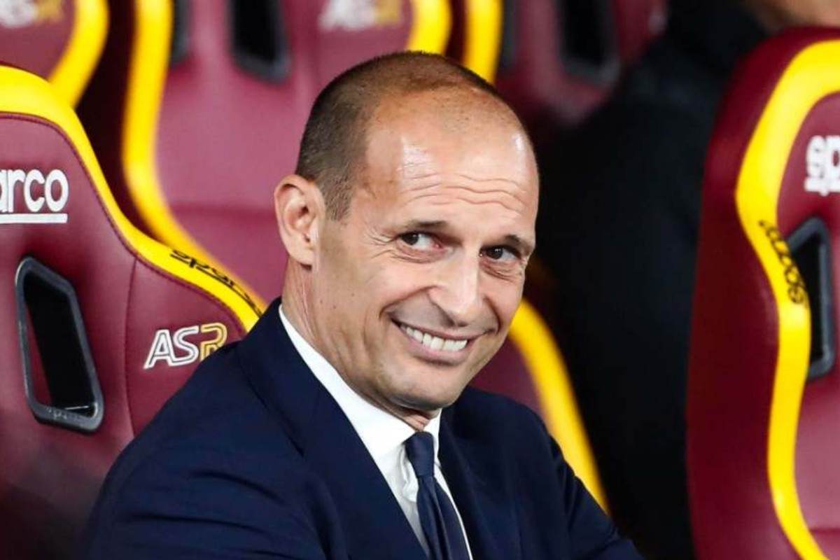 Max Allegri sorridente in panchina