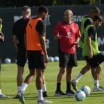 Max Allegri dirige l'allenamento a Milanello