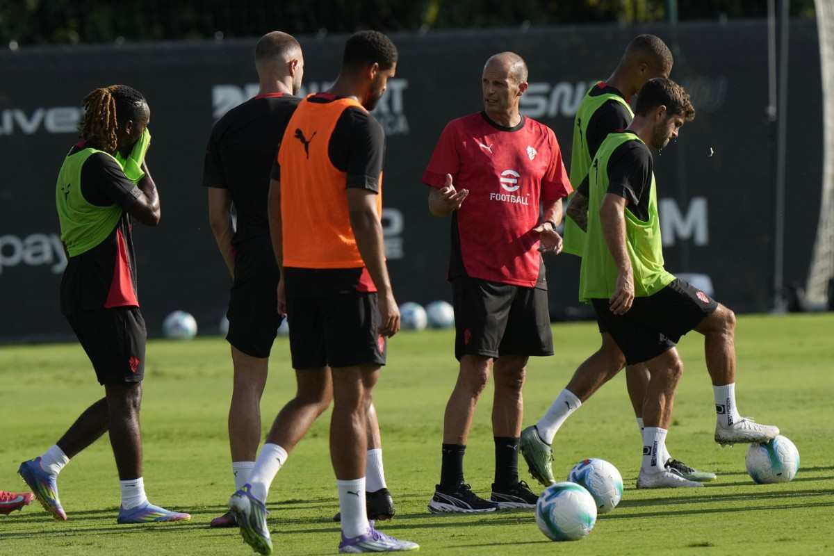 Max Allegri dirige l'allenamento a Milanello