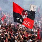 i tifosi del Milan con una bandiera in primo piano