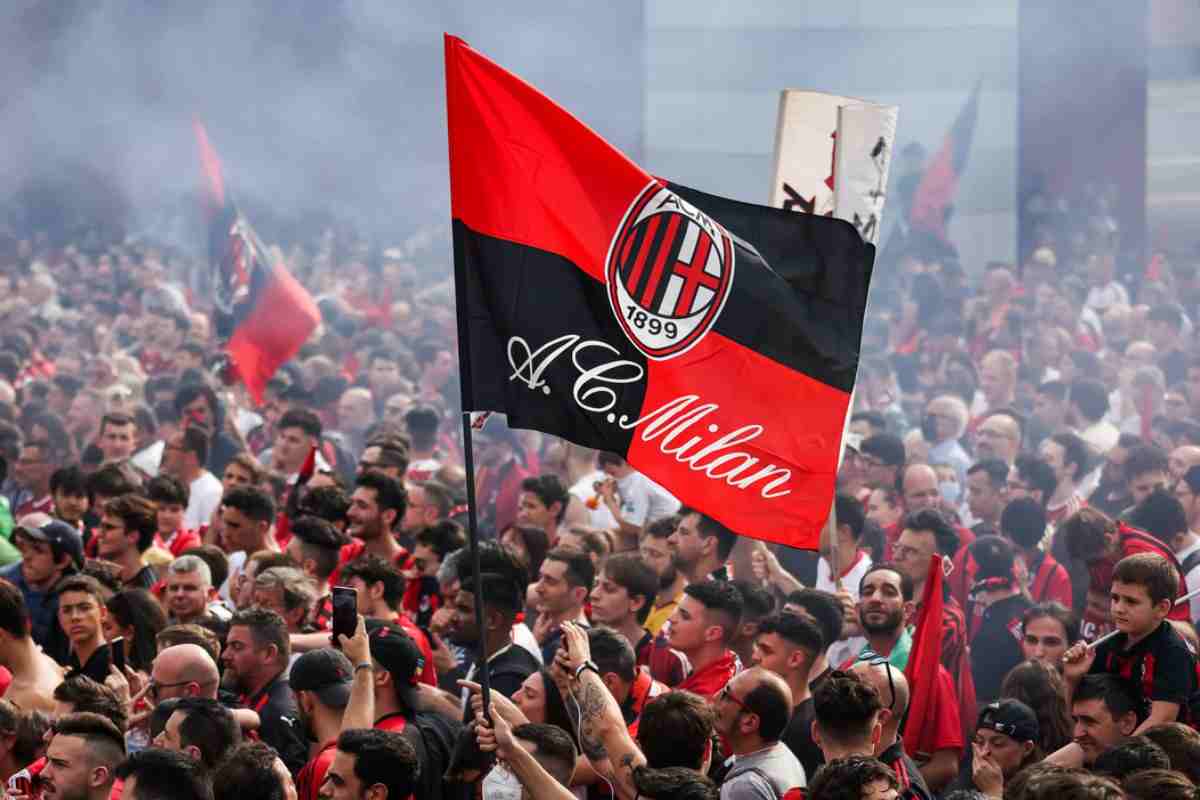 i tifosi del Milan con una bandiera in primo piano