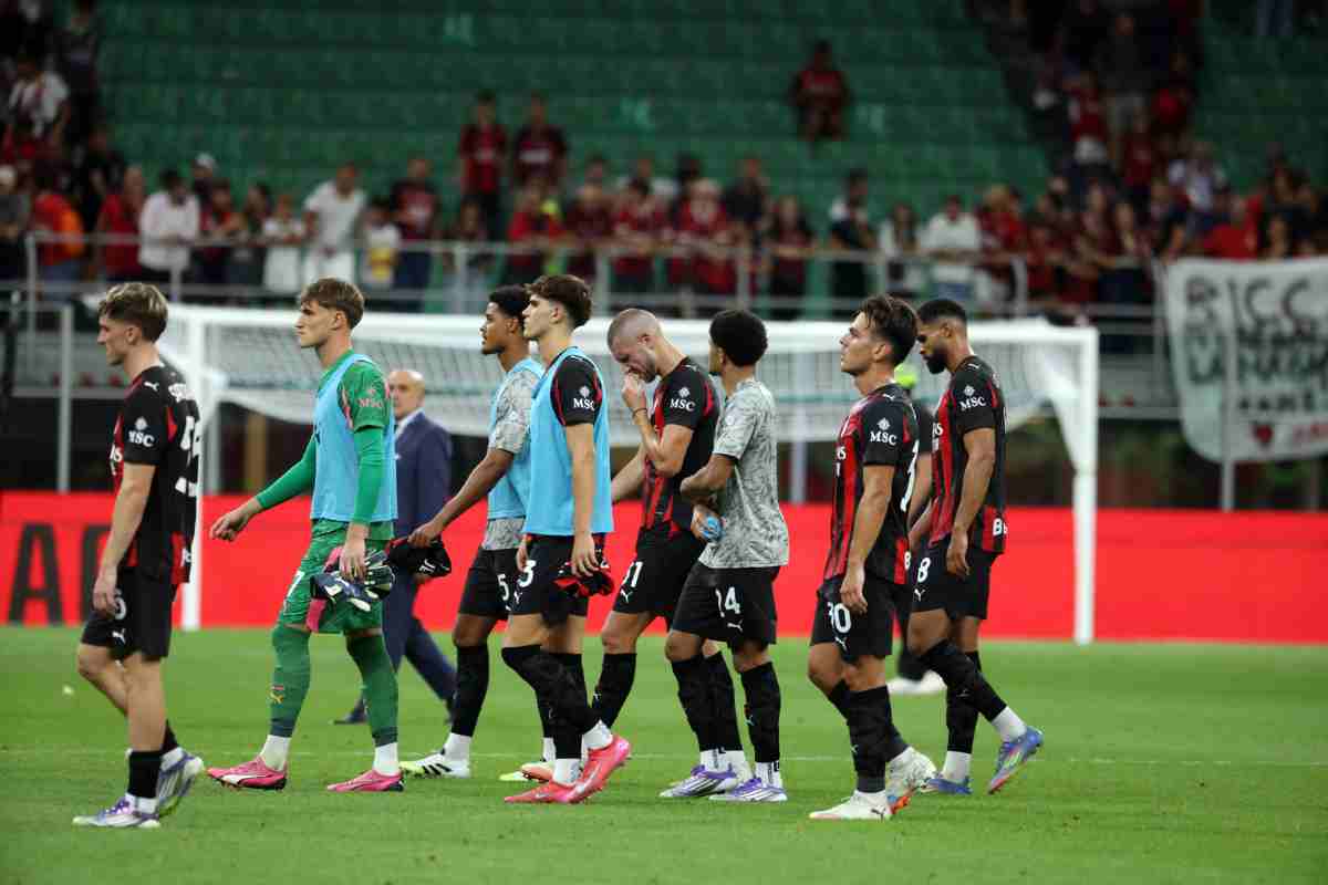 Giocatori del Milan a testa bassa dopo la sconfitta 
